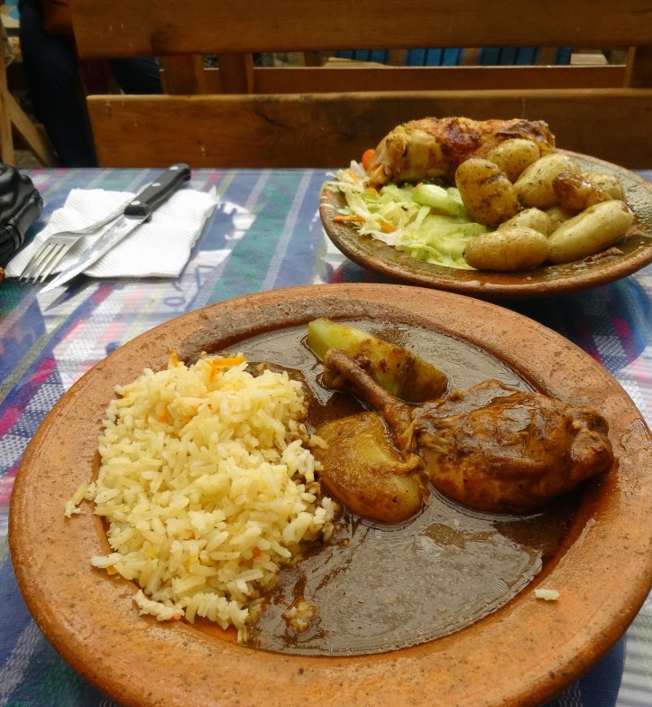 Plats de pepián i pollastre a la brasa del Rincón Típico