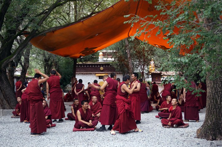 Monjos durant la sessió diària de debat al Monestir de Sera