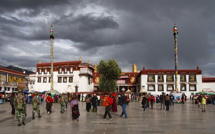 Davant el temple de Jokhang (Lhasa)