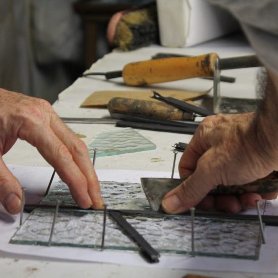 Les mans d'en Joan modelant el que serà un vitrall