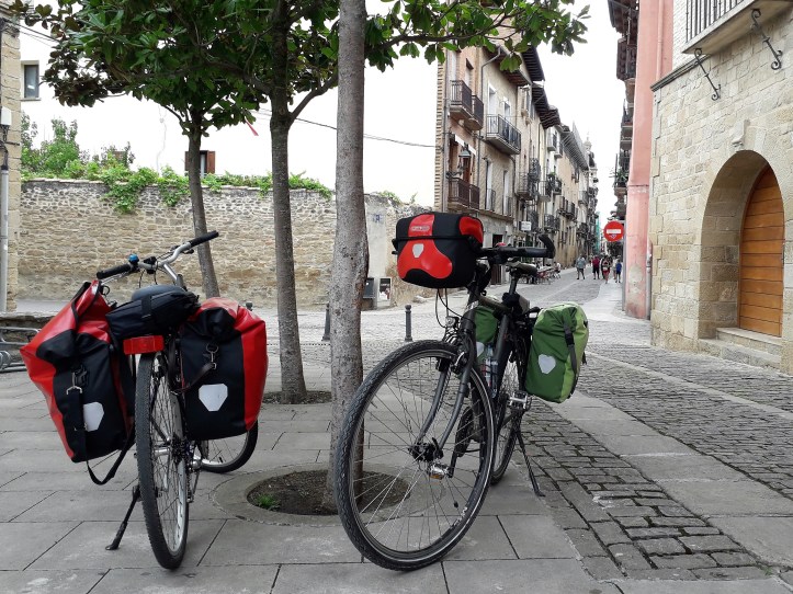 Equipatge carregat, és important repartir tot el pes amb alforges al davant i al darrera de la bicicleta