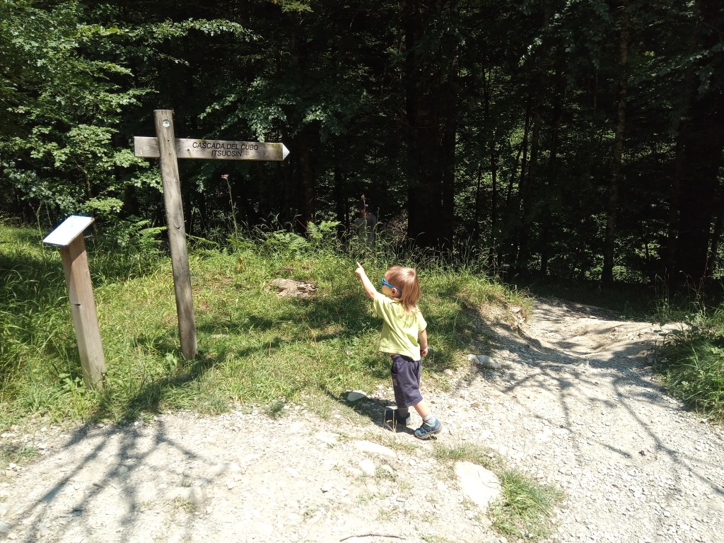 Seguim les indicacions del nostre guia cap a la Cascada del Cubo